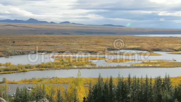 一个国家冰岛公园里有黄色的草地和苔藓的瀑布景观视频的预览图