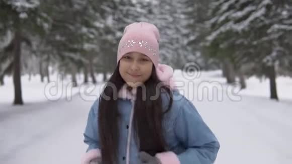 女孩穿过冬林微笑着视频的预览图