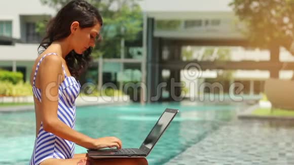 女模特在游泳池自由职业笔记本电脑3次射击视频的预览图
