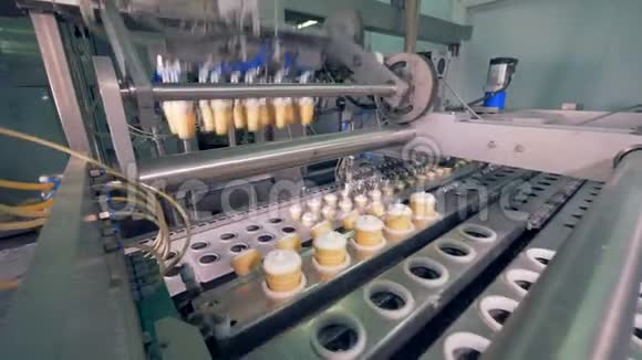 晶圆杯中的冰淇淋系列正被工业机器取代视频的预览图