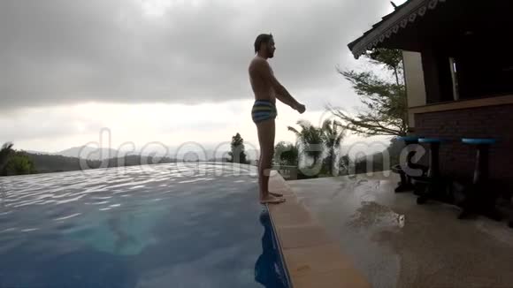 跳入泳池夏日时光泰国慢动作视频的预览图