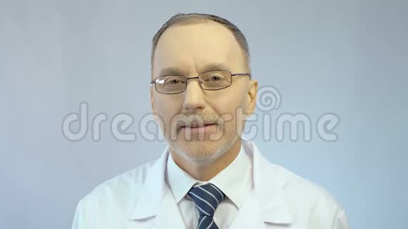 男性治疗师亲切地看着病人脸上带着同情的微笑医学视频的预览图