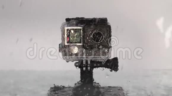 动作摄像机上的水都倒了下来视频的预览图