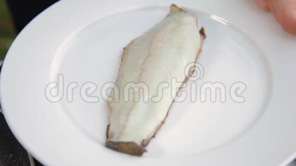 煮熟的大菱肉放在盘子里视频的预览图
