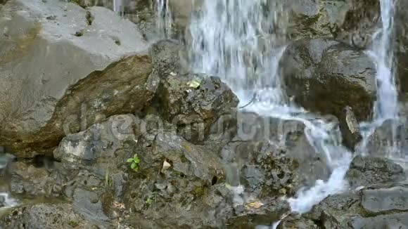 山河的小瀑布冲过石头视频的预览图