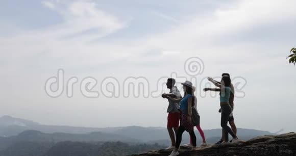 山顶快乐人群举手共赏美景视频的预览图