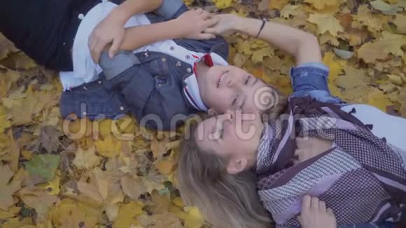 一家人在秋天的森林里享受休闲视频的预览图