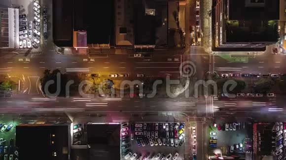 空中剪辑路口交通夜间录像视频的预览图