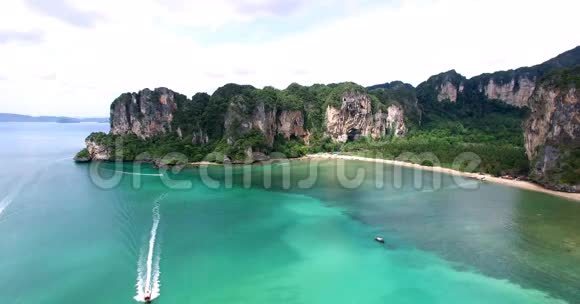 鸟瞰飞越泰国岛朝向美丽的青山和白色沙滩泰国Krabi岛视频的预览图