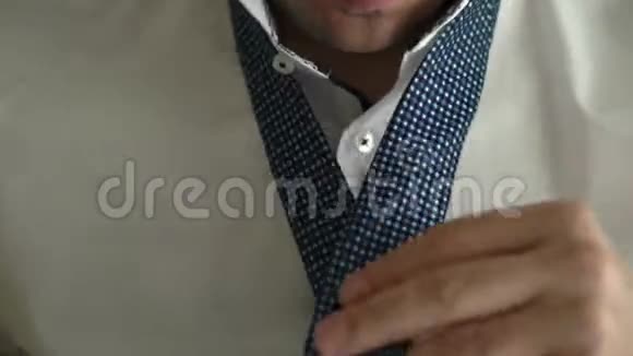 人商业时尚和服装概念接近男人穿衬衫打扮和调整领带的脖子视频的预览图