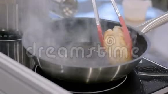 鸡肉在平底锅里煎视频的预览图