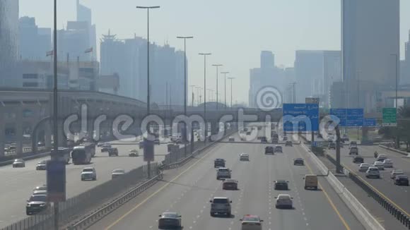 谢赫扎耶德公路白天的车辆和两侧的建筑物视频的预览图