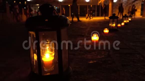 晚上旅游街上的浪漫蜡烛灯视频的预览图