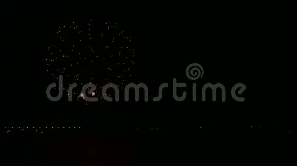 江上夜空中五彩缤纷的节日烟花在水中反射时光飞逝视频的预览图