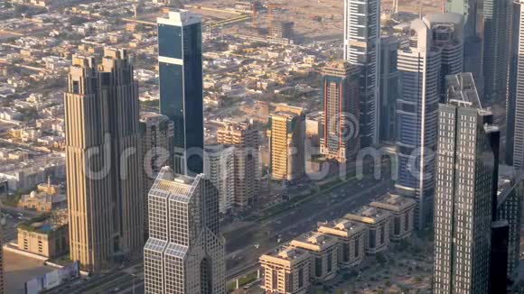 迪拜市区高层现代建筑之间的宽阔道路可从顶部观看视频的预览图