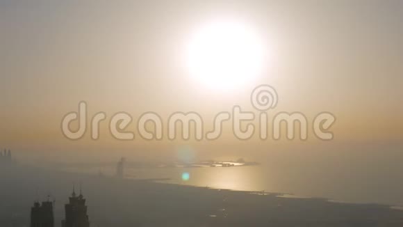 日落时分的迪拜海岸线烟雾弥漫视频的预览图