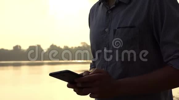 在斯隆莫的Dnipro年轻人用智能手机动手操作视频的预览图