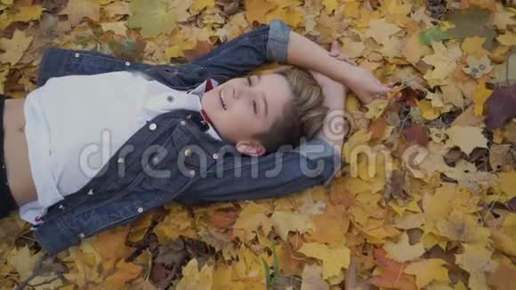 躺在地上的小孩竖起大拇指视频的预览图