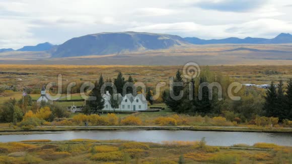 冰岛国家公园奥萨拉河在秋天的那一天建筑物在岸上视频的预览图