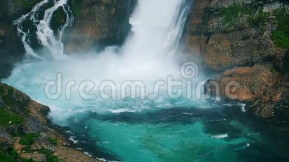 瀑布附近清澈的湖水瀑布的水正进入一条晶莹的山涧视频的预览图