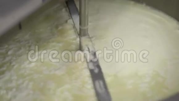 自动奶油机正在生产奶酪旋转刀在发酵牛奶后混合白团视频的预览图