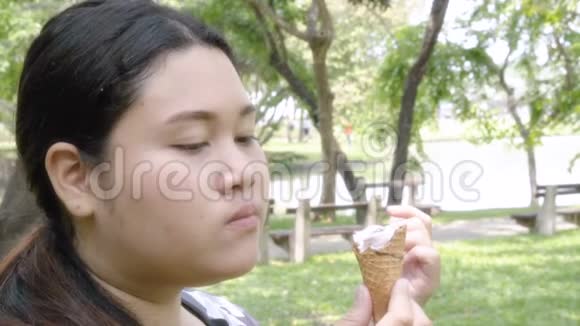 年轻胖女人吃冰淇淋的脸视频的预览图