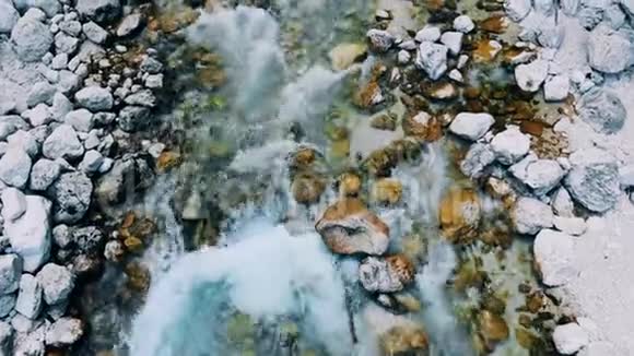 顶部的水流在底部沐浴岩石视频的预览图