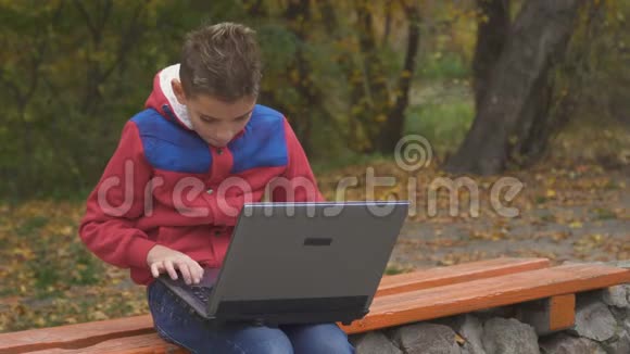 祖父禁止孙子在公园户外使用电脑视频的预览图