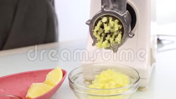 在电动磨床上用姜切柠檬的过程视频的预览图
