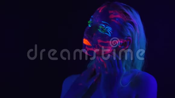 年轻女孩在紫外线下穿着漂亮的紧身衣视频的预览图