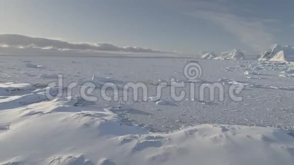 南极海洋海岸冰冻海冰空中射击视频的预览图