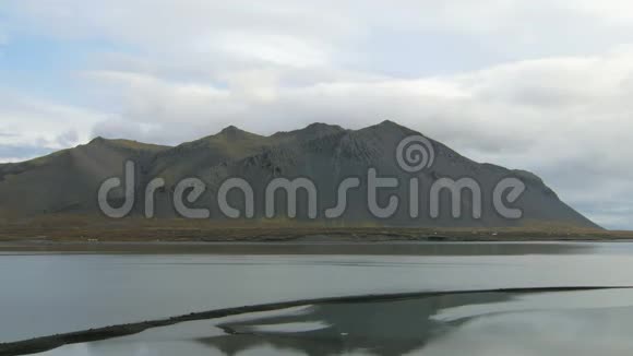 阴云密布的黑山和宽阔的河流平静而戏剧性的冰岛景观视频的预览图