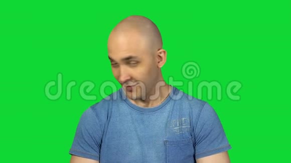 绿色背景下的快乐秃头视频的预览图