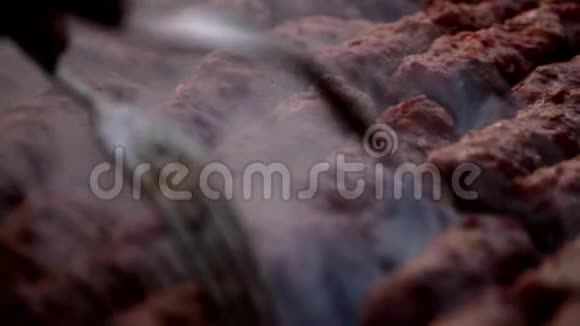 传统食物肉球米高烤架视频的预览图
