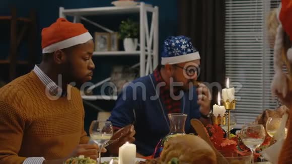 不同的朋友在圣诞节一起吃饭视频的预览图