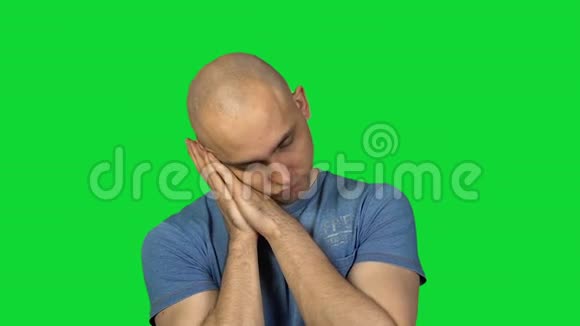 绿色背景的睡光秃秃的男人视频的预览图