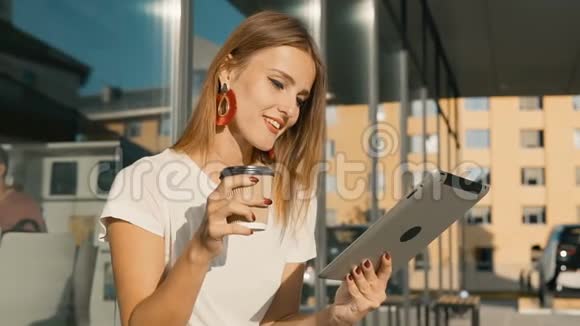 女孩在咖啡休息期间使用片剂视频的预览图
