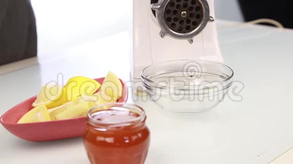 在电动磨床上用姜切柠檬的过程视频的预览图