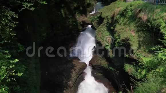 尼泊尔的瀑布视频的预览图