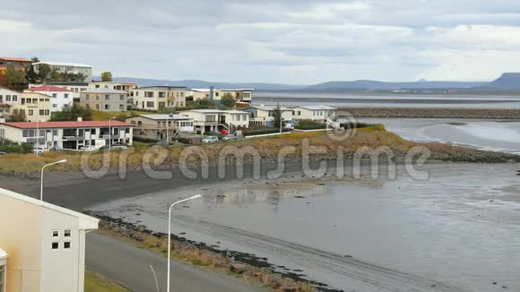 冰岛小镇的户外裙带有居住的房屋河流和山脉视频的预览图