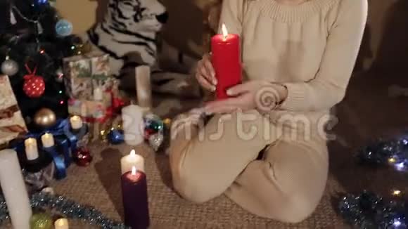小女孩在除夕吹灭根蜡烛圣诞树视频的预览图