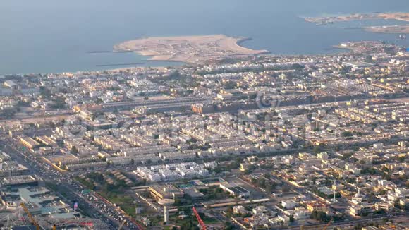 迪拜波斯湾海岸线小别墅和带汽车的道路的城市景观视频的预览图