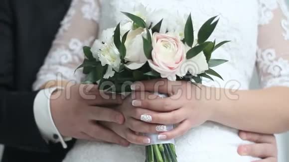 新娘手中的婚礼花视频的预览图