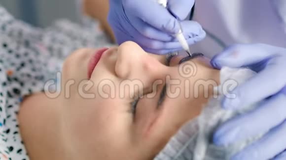 特写美容师用眉毛做微囊手术视频的预览图