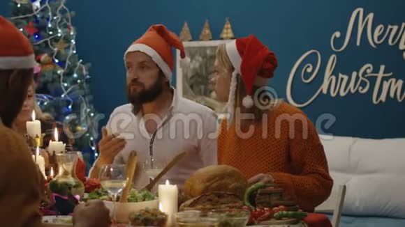 不同的朋友在圣诞节一起吃饭视频的预览图