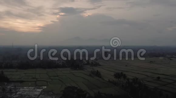 巴图尔阿贡火山和稻田在巴厘岛4K钻射视频的预览图