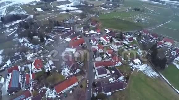 德国南部的小镇在寒冷的冬天和下雪时的鸟瞰图视频的预览图