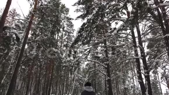 冬天跑步的年轻人在公园慢跑视频的预览图