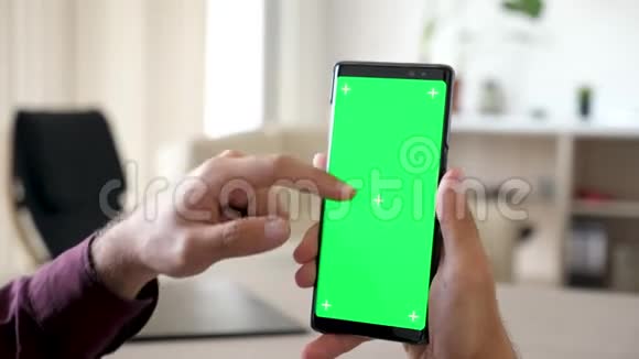 使用带有绿色屏幕色度模型的现代智能手机关闭人视频的预览图