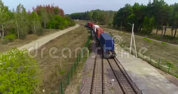货运列车缓慢通过工厂从顶部看森林的铁路结构视频的预览图